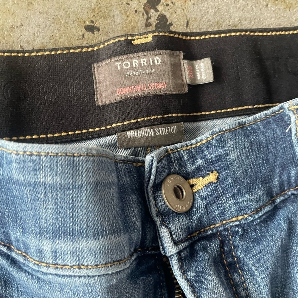 Torrid Bombshell Distressed Medium Skinny Jeans with Premium Stretch Size 20S - Picture 2 of 9